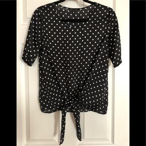 Cute polka dot top w/ tie detail at bottom size M